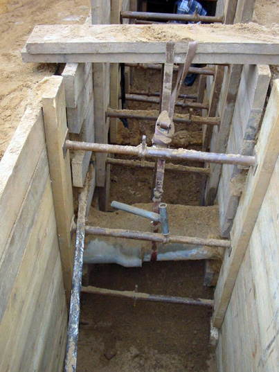 Sichern einer vorhandenen Rohrleitung im Holzbohlenverbau