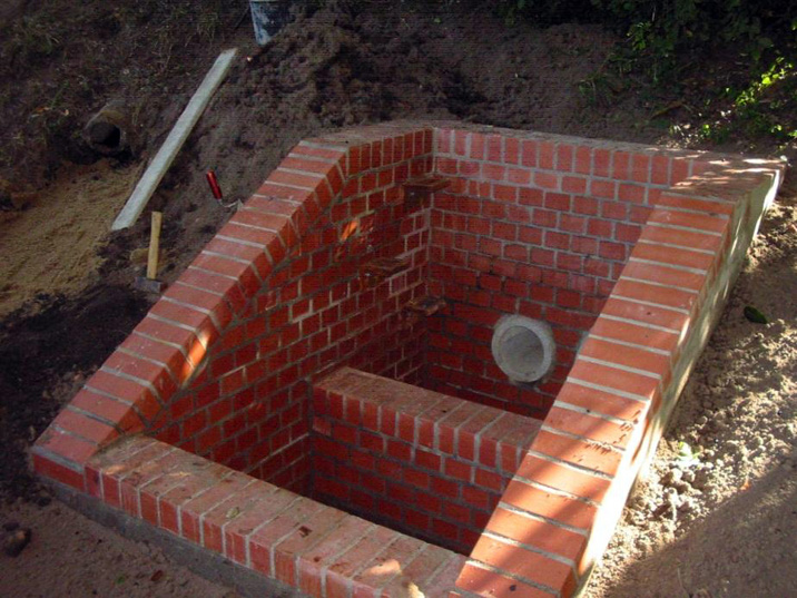 Auslaufbauwerk am Regenwasserspeicherbecken mit Schlammfang