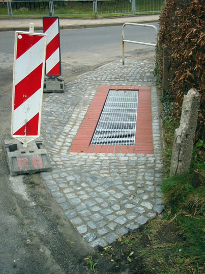 Einlaufbauwerk am Ende eines Straßenbegleitgrabens in HH-Neugraben