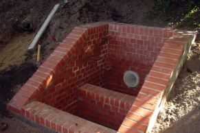 Auslaufbauwerk am Regenwasserspeicherbecken mit Schlammfang
