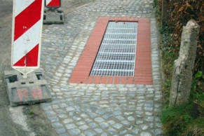Einlaufbauwerk am Ende eines Straßenbegleitgrabens in HH-Neugraben