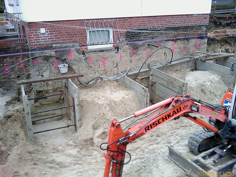 Kellerbaugrube mit Abschnittsbaugruben für eine Wandunterfangung