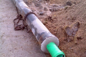 KG 2000 Rohr aus Polypropylen in einem Gussrohr, verlegt in einer Grabensohle im Gewerbegebiet Hausbruch