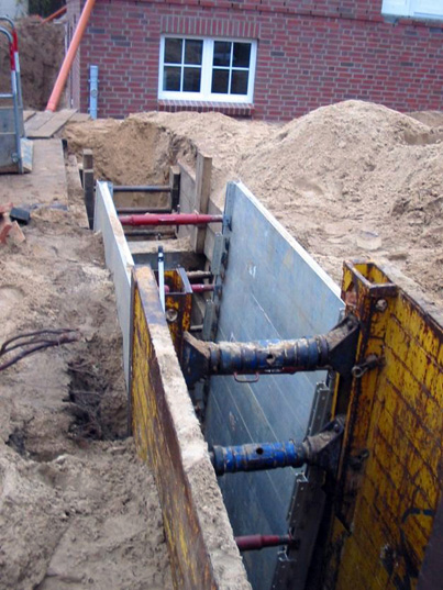 Waagerechter Holzverbau, Aluverbau, Stahlverbau für einen Hausanschluss im Stadtgebiet