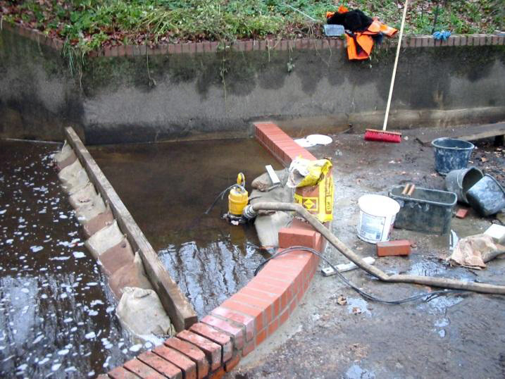 Offene Wasserhaltung an einem Speicherbecken
